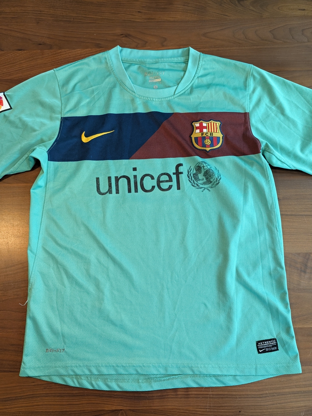 Nike FC Barcelona Away Jersey 2010 / 11 Iniesta Size Small Soccer Football
